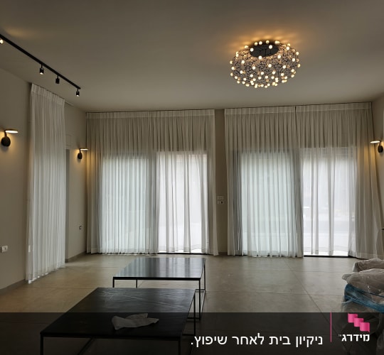 חדר עם שולחן ומטלית לניקוי על הרצפה